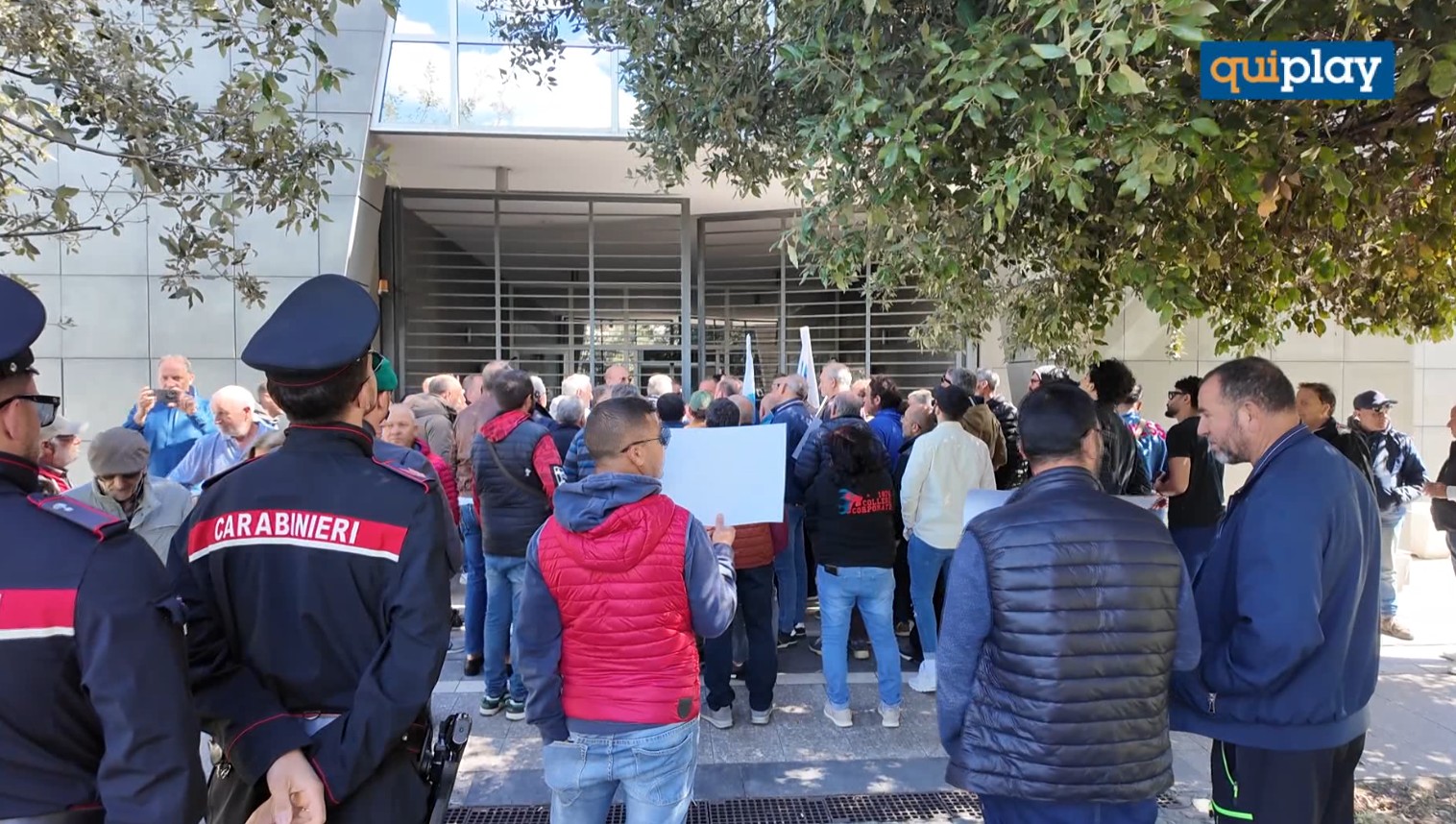 Rende, protesta degli ambulanti contro lo spostamento del mercato del giovedì in via Parigi