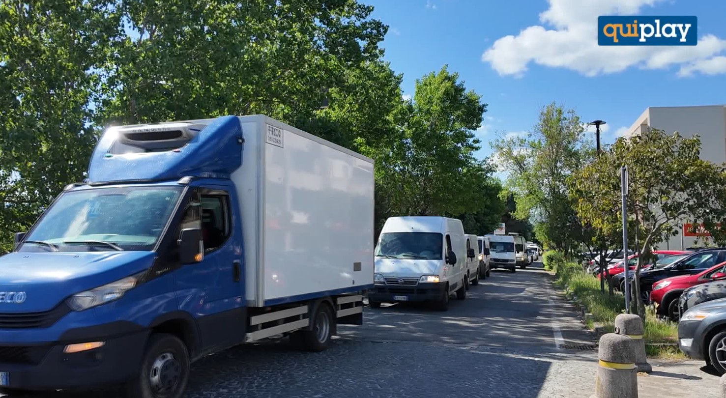 Rende, protesta degli ambulanti contro lo spostamento del mercato del giovedì in via Parigi