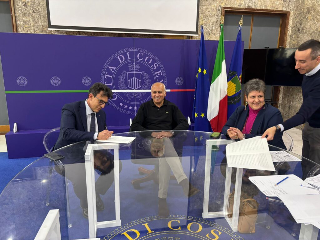 Cosenza, l'Ordine degli Ingegneri si trasferisce nel centro storico. Firmato l'atto 52 firma-Bologna-1