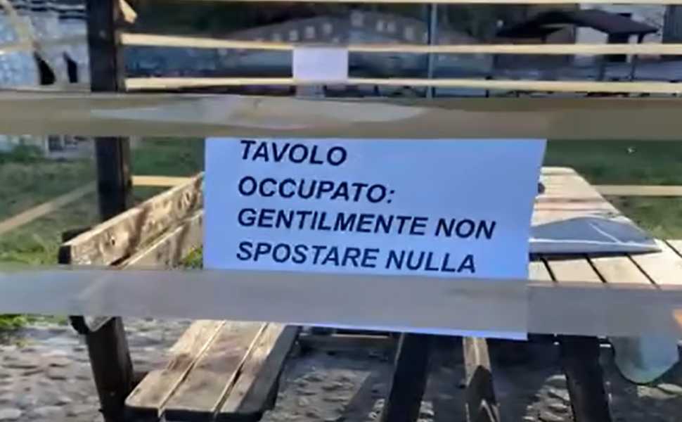 Acri: Pasquetta “prenotata” al Parco Caccia: il tavolo per la scampagnata occupato con il nastro adesivo 54 tavolo parco caccia acri 02