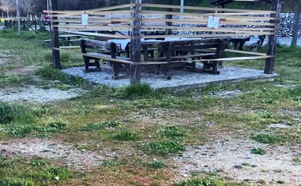 Acri: Pasquetta “prenotata” al Parco Caccia: il tavolo per la scampagnata occupato con il nastro adesivo 53 tavolo parco caccia acri 03