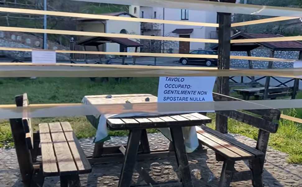 Acri: Pasquetta “prenotata” al Parco Caccia: il tavolo per la scampagnata occupato con il nastro adesivo 51 tavolo parco caccia acri 04