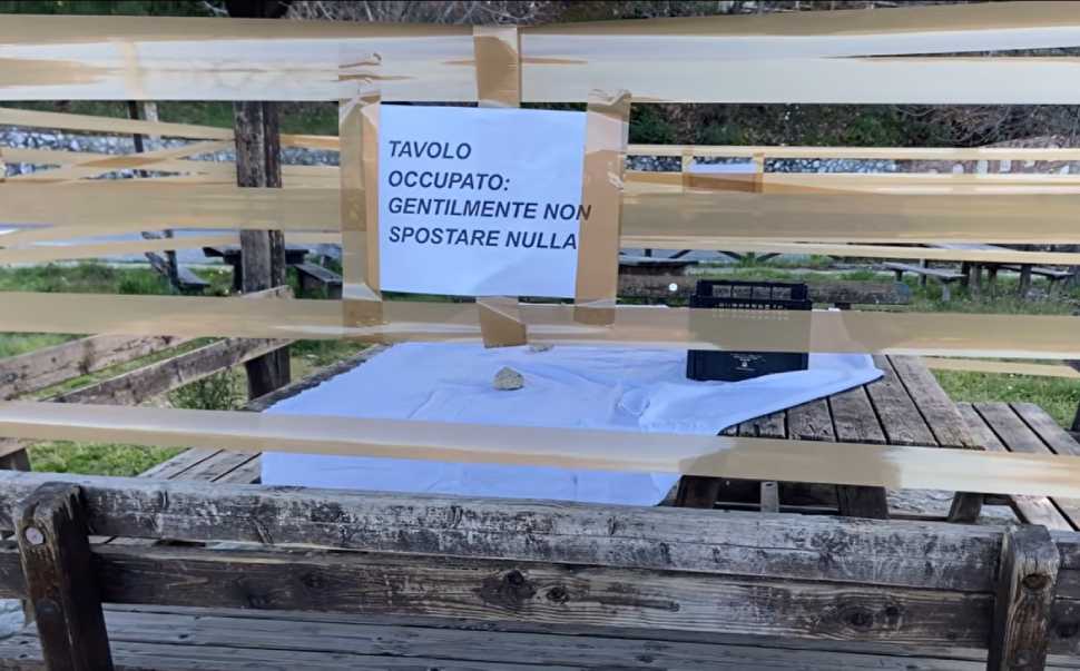 Acri: Pasquetta “prenotata” al Parco Caccia: il tavolo per la scampagnata occupato con il nastro adesivo 52 tavolo parco caccia acri