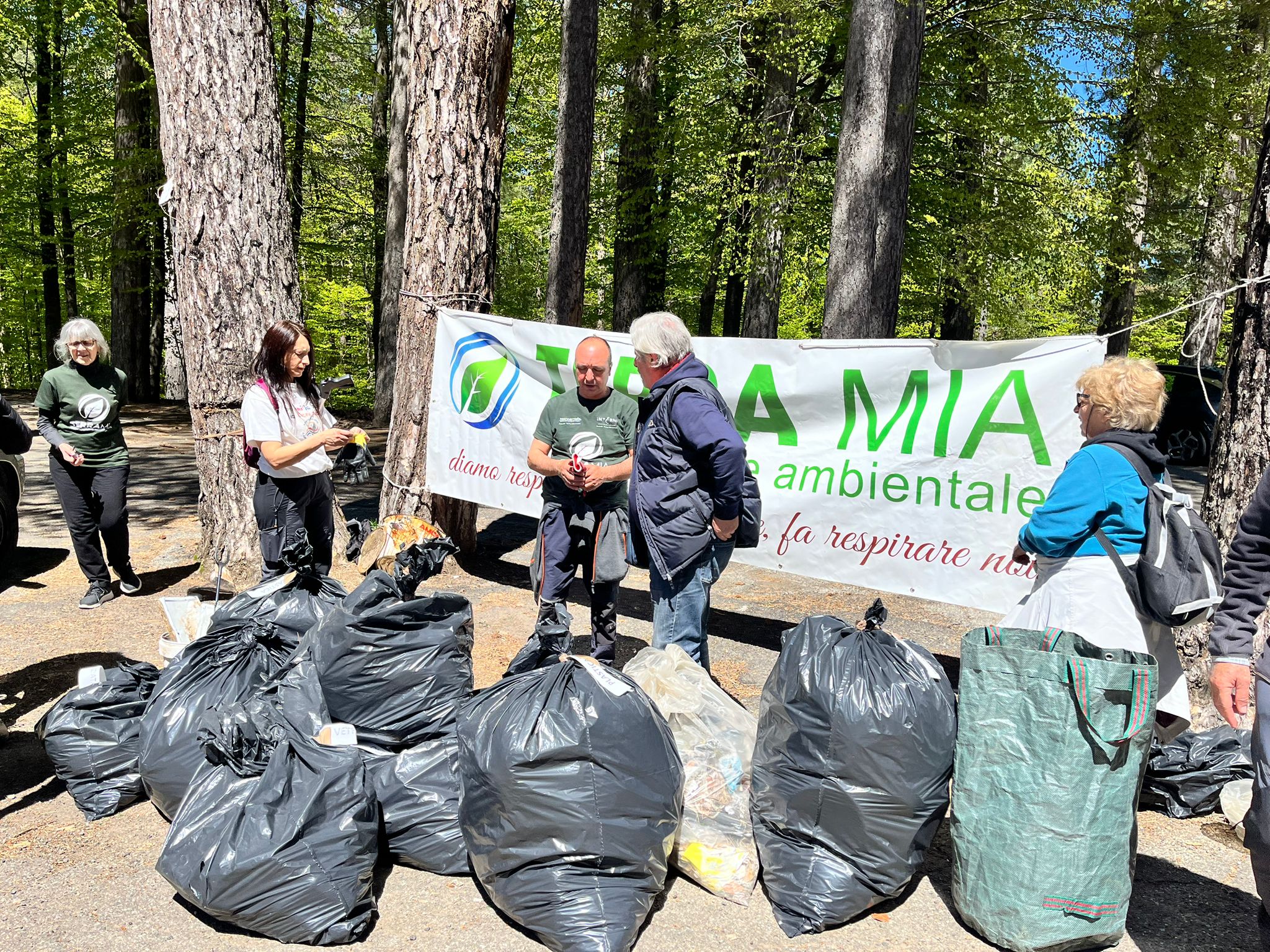 Camigliatello: giornata ecologica nella Riserva del Tasso. Volontari raccolgono 20 sacchi di rifiuti