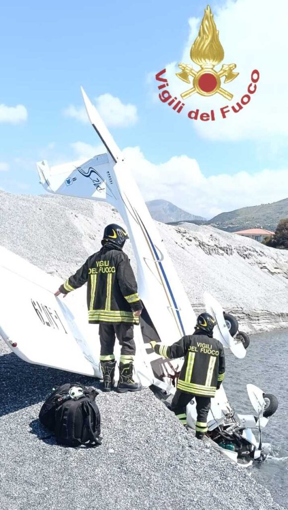 Paura sulla spiaggia di Grisolia Lido: ultraleggero precipita, illesi i due occupanti 52 ultraleggero grisolia 02