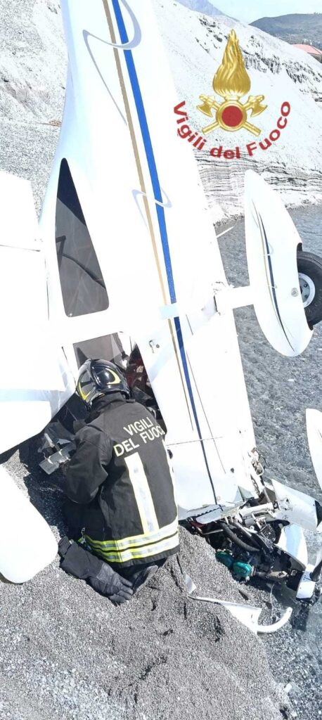 Paura sulla spiaggia di Grisolia Lido: ultraleggero precipita, illesi i due occupanti 53 ultraleggero grisolia 03