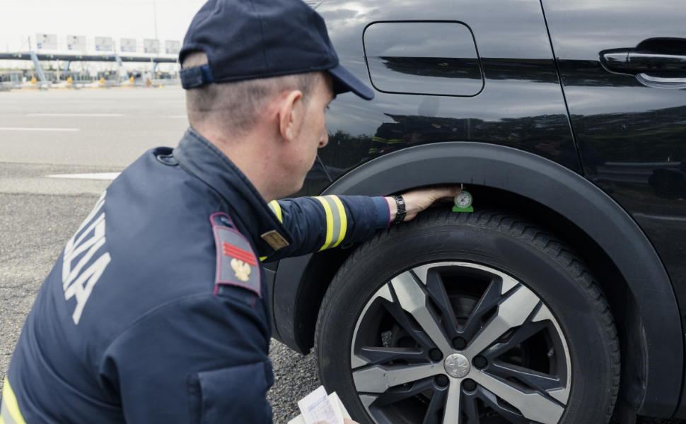 vacanze-sicure-controlli-automobilisti-pneumatici