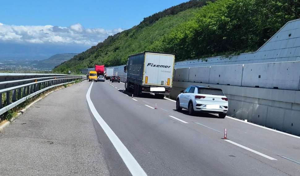 Mezzo pesante in avaria sull'A2 e rallentamenti, aperto un varco sicuro per il passaggio di un'ambulanza 51 mezzo pesante_A2
