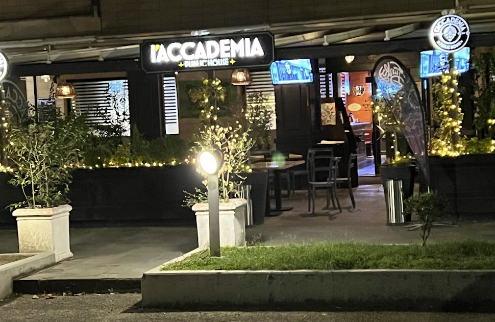 Rende, l'emergenza furti non si ferma: colpiti altri due locali, anche lo storico pub "L'Accademia" 51 Accademia