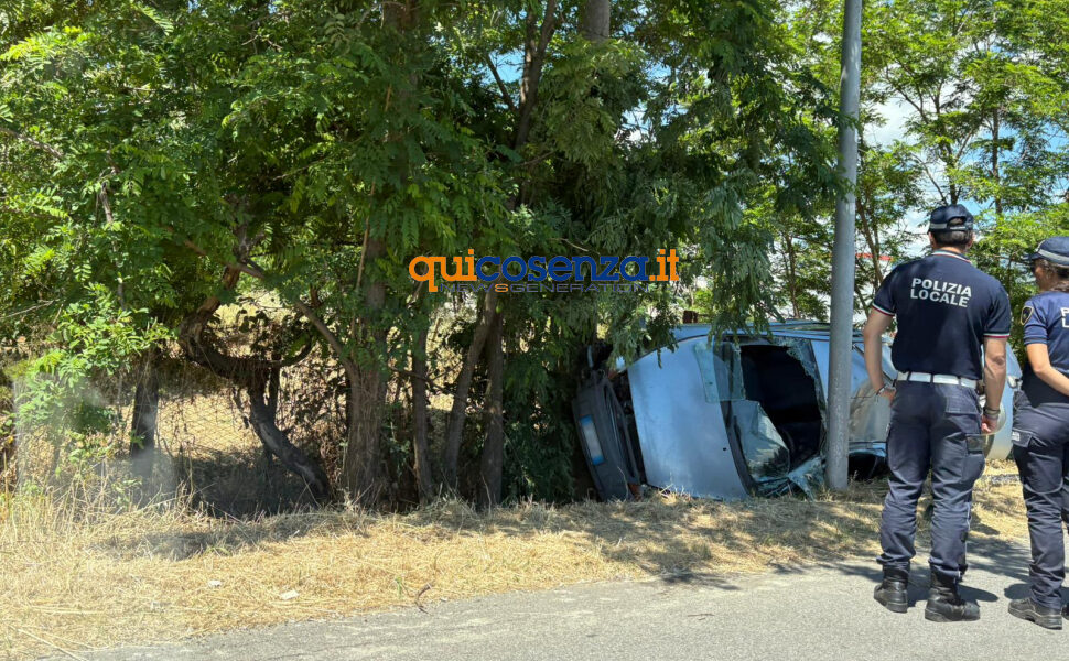 Auto-si-ribalta-Rende