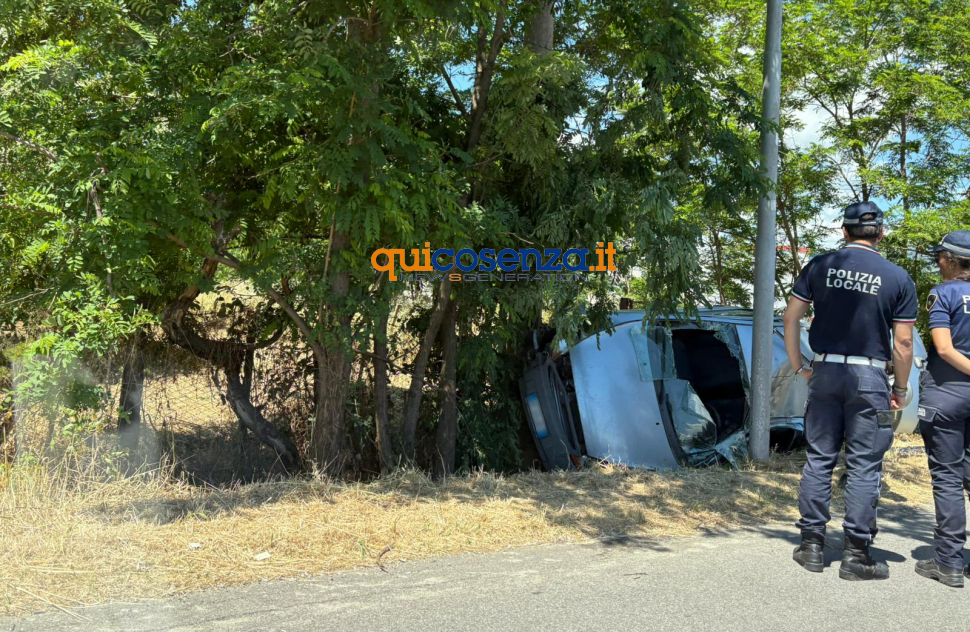 Auto-si-ribalta-Rende