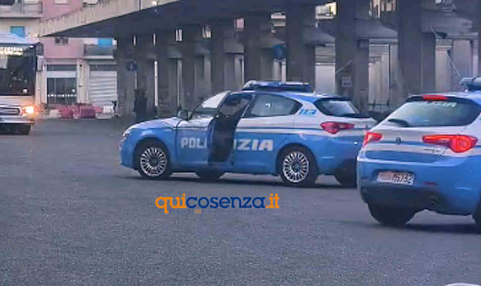 Ennesima rissa all’Autostazione di Cosenza. Viaggiatori e commercianti «adesso basta, è un degrado inaccettabile» 52 Polizia di Cosenza autostazione