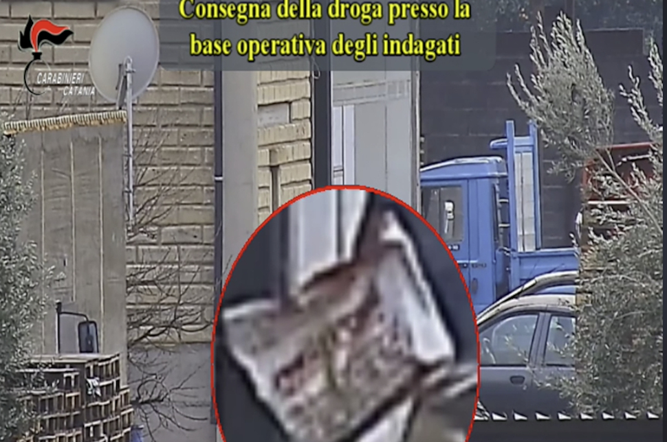 Blitz antidroga tra Sicilia e Calabria: 6 arresti e 19 indagati. Smantellato l’asse dello spaccio con la ’ndrangheta 51 Blitz antidroga tra Sicilia e Calabria
