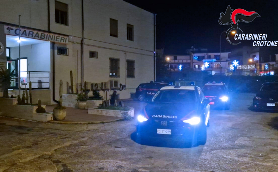Panico in un bar: 52enne dà in escandescenze, minaccia titolare e clienti. Poi aggredisce Carabinieri e 118 52 Carabinieri Crotone panico in un bar