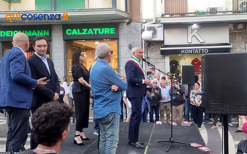 Ospedale HUB a Cosenza, 2.859 firme per il referendum: aderisce anche il Comitato Piazza Spirito Santo 53 Caruso manifestazione ospedale Cosenza