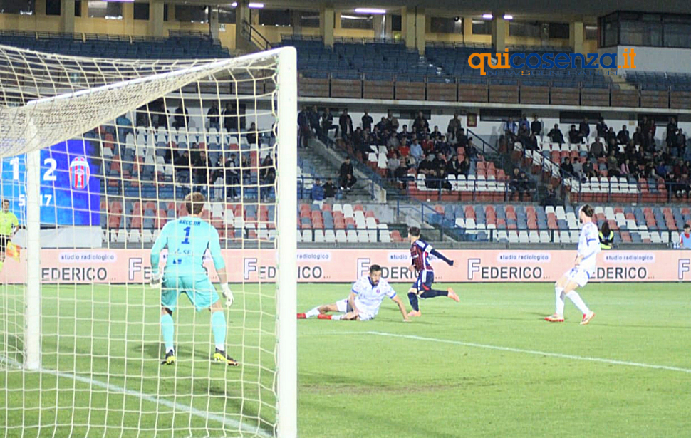 Cosenza Calcio: è una clamorosa figuraccia. Esce dai play-off sconfitto 5 a 1 in casa dal Casarano 52 Cosenza Calcio-Casarano01