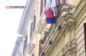 Cosenza, cadono calcinacci dallo storico Palazzo della "Cassa di Risparmio" su Corso Telesio. Paura ma nessun ferito 53 Crollo Cosenza Vecchia Palazzo Cassa di Risparmio