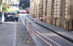 Cosenza, cadono calcinacci dallo storico Palazzo della "Cassa di Risparmio" su Corso Telesio. Paura ma nessun ferito 54 Crollo Cosenza Vecchia 02