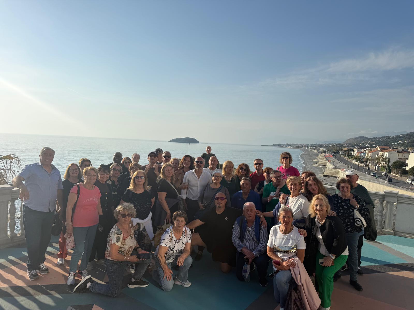 Diamante, il sindaco "Cicerone". Incontra per caso un gruppo di turisti laziali e li guida tra i murales della città 53 Diamante2