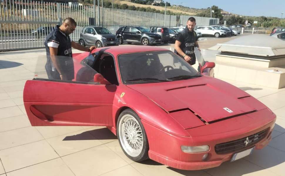 Ferrari Guardia finanza Catanzaro 01