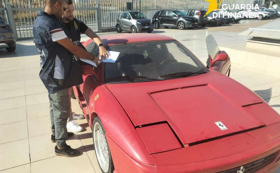 Toyota modificata in una falsa Ferrari e messa in vendita sul web, denunciato il proprietario 51 Ferrari Guardia finanza Catanzaro 02