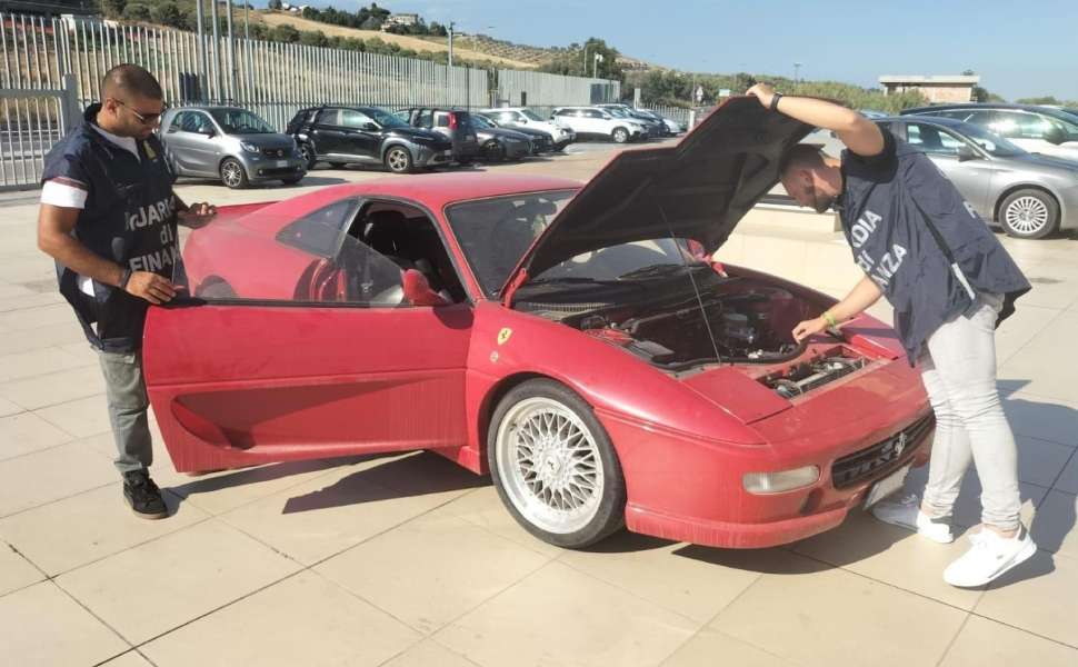 Toyota modificata in una falsa Ferrari e messa in vendita sul web, denunciato il proprietario 52 Ferrari Guardia finanza Catanzaro 03
