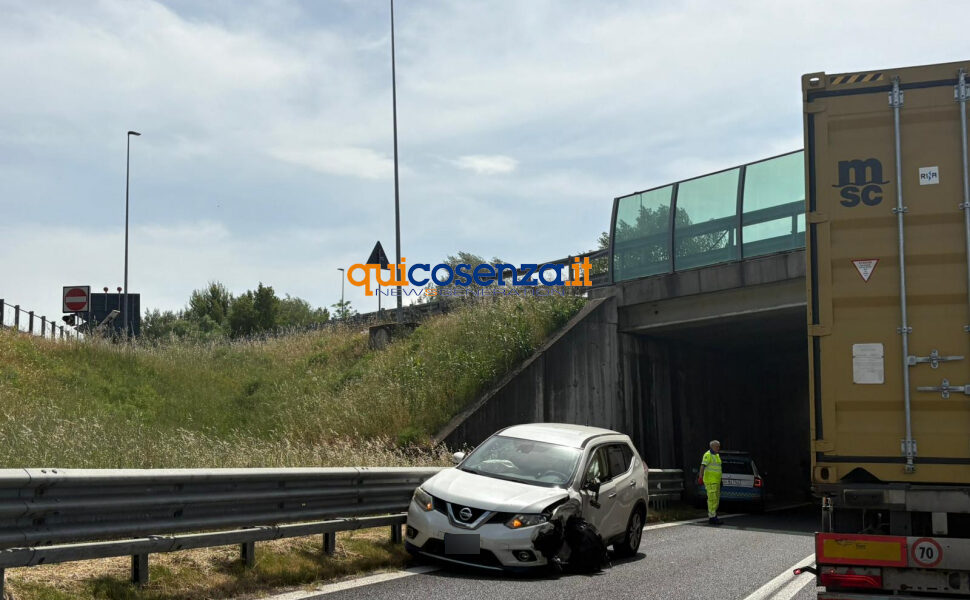 Incidente scontro tra 3 auto auto rende