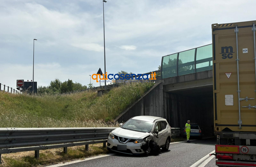 Incidente scontro tra 3 auto auto rende