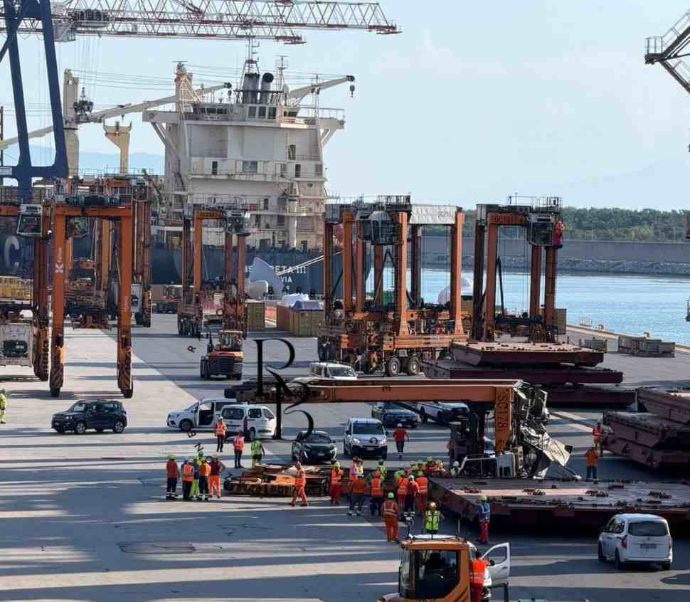 Ennesimo incidente sul lavoro in Calabria: una gru si ribalta al porto di Gioia Tauro, ferito un operaio 52 Incidente lavoro porto Gioia Tauro 1