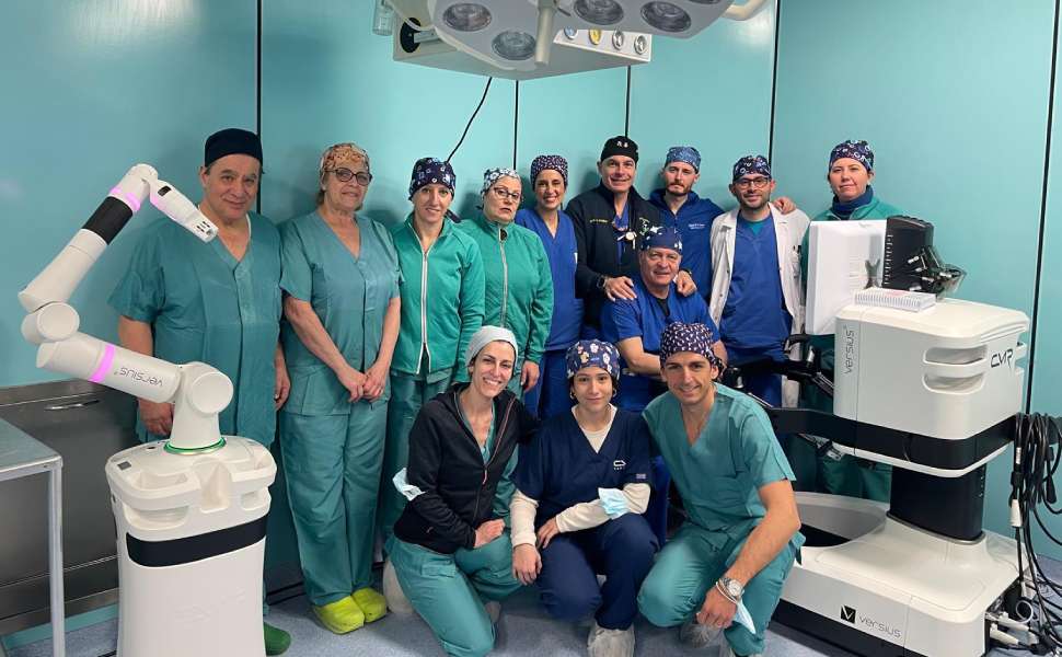 Chirurgia robotica oncologica: a Lamezia eseguito il primo intervento sul colon con sistema Versius 52 Lamezia Chirurgia - Manfredo Tedesco con la sue Equipe