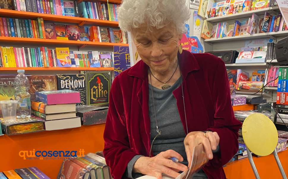 Il canto di Blessing e la "famiglia d’amore" di Chiara Ingrao, l'autrice a Cosenza 52 Libro Chiara Ingrao - Cosenza 02