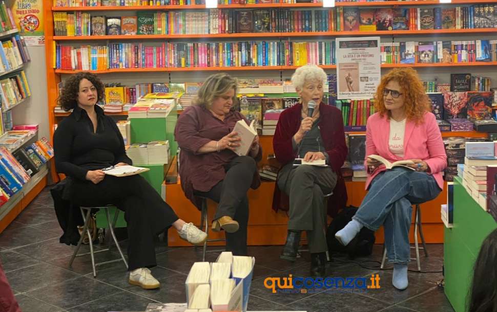 Il canto di Blessing e la "famiglia d’amore" di Chiara Ingrao, l'autrice a Cosenza 71 Libro Chiara Ingrao - Cosenza 03