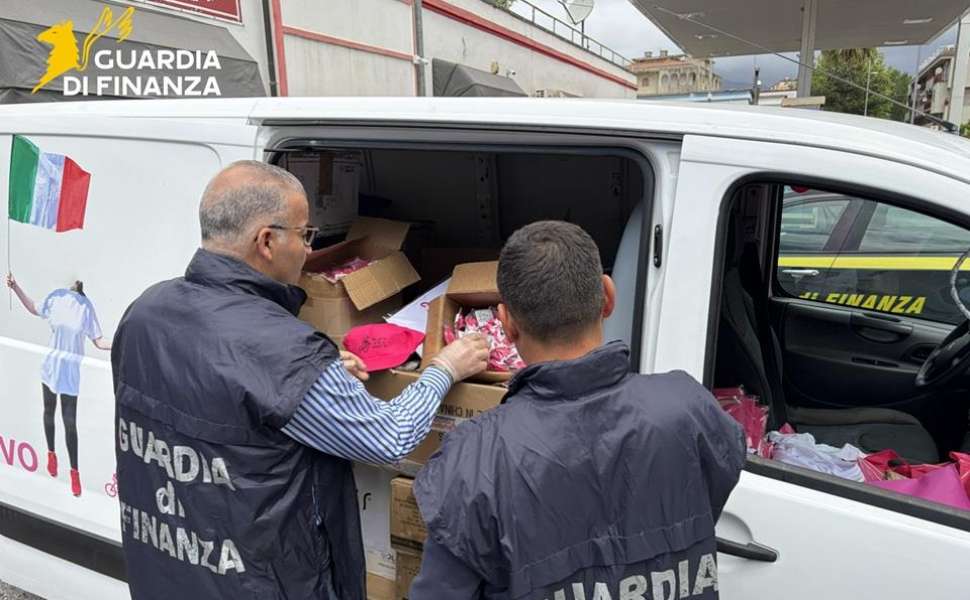 Giro d’Italia “tarocco”: Finanza blocca 14mila gadget falsi, in occasione della tappa di Praia a Mare 53 Merce giro d'Italia contraffatta 01