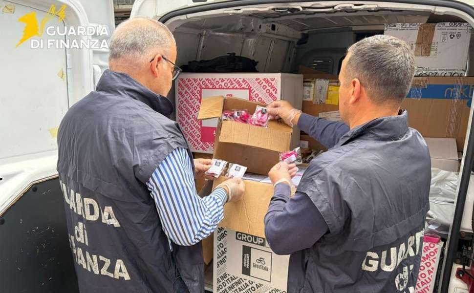 Giro d’Italia “tarocco”: Finanza blocca 14mila gadget falsi, in occasione della tappa di Praia a Mare 52 Merce giro d'Italia contraffatta 02