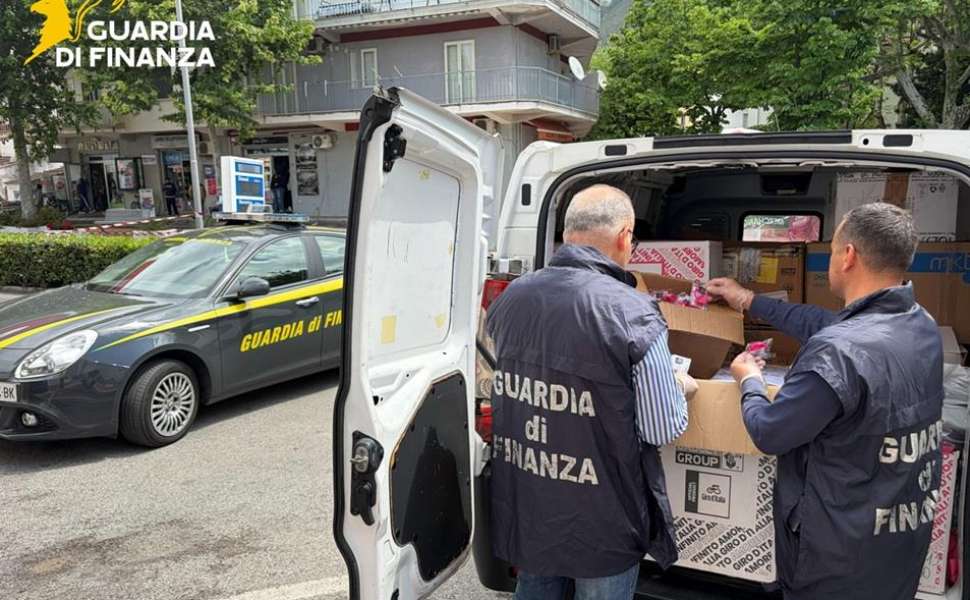 Merce giro d'Italia contraffatta 03