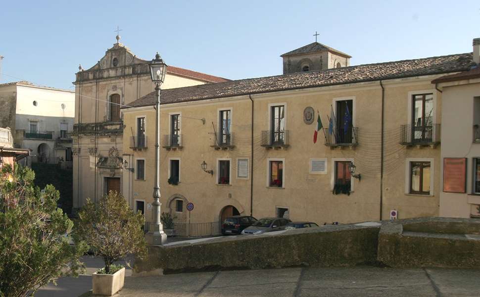 Montalto Uffugo, il Comune fuori dal piano di riequilibrio, Faragalli: «Al via a misure importanti» 52 Municipio Montalto Uffugo