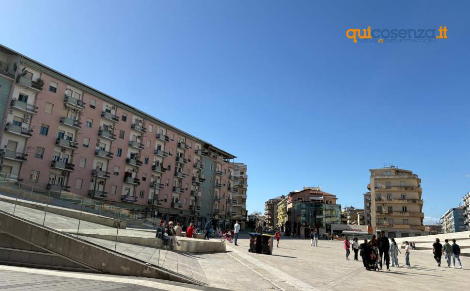 Rissa in piazza Bilotti a Cosenza: almeno 6 soggetti coinvolti, fermato un uomo 172 rissa