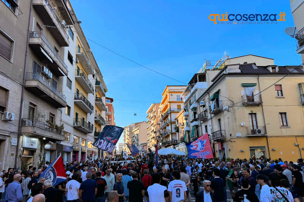 "Il Cosenza siamo noi", migliaia di tifosi al corteo. Caruso «serve una nuova fase per il club rossoblu» 52 Protesta Tifosi del Cosenza_03