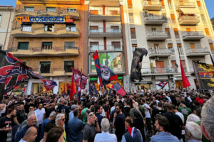 Cosenza Calcio, l'urlo della piazza contro Guarascio e Scalise: «Il vostro tempo è finito, andate via» - FOTO 56 Protesta Tifosi del Cosenza_04