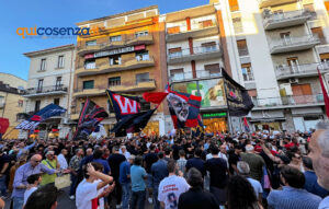 Cosenza Calcio, l'urlo della piazza contro Guarascio e Scalise: «Il vostro tempo è finito, andate via» - FOTO 57 Protesta Tifosi del Cosenza_05