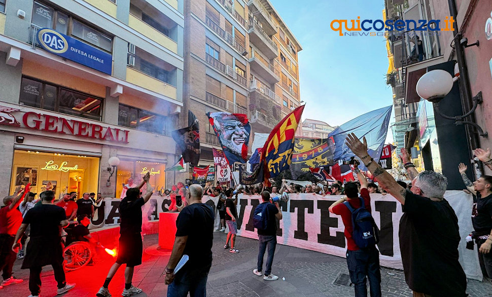 Cosenza Calcio, l'urlo della piazza contro Guarascio e Scalise: «Il vostro tempo è finito, andate via» - FOTO 62 Protesta Tifosi del Cosenza_09