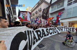 Cosenza Calcio, l'urlo della piazza contro Guarascio e Scalise: «Il vostro tempo è finito, andate via» - FOTO 59 Protesta Tifosi del Cosenza 11