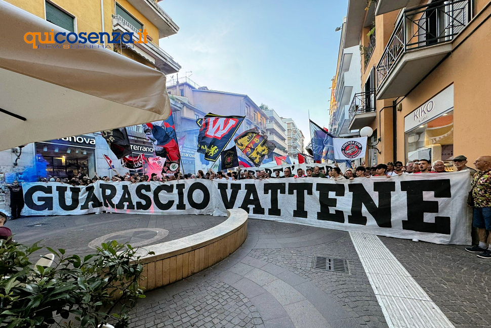 Cosenza Calcio, canadesi e Vincenzo Rota nella trattativa saltata (forse al 2027). Non avuti i documenti contabili 52 Protesta Tifosi del Cosenza_12 Guarascio Vattene