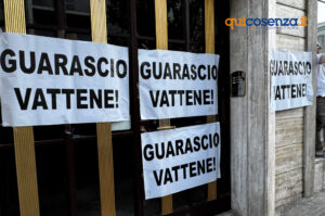 Cosenza Calcio, l'urlo della piazza contro Guarascio e Scalise: «Il vostro tempo è finito, andate via» - FOTO 52 Protesta Tifosi 01
