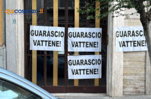 Cosenza Calcio, l'urlo della piazza contro Guarascio e Scalise: «Il vostro tempo è finito, andate via» - FOTO 53 Protesta Tifosi 02