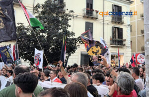 Cosenza Calcio, l'urlo della piazza contro Guarascio e Scalise: «Il vostro tempo è finito, andate via» - FOTO 54 Protesta Tifosi 03