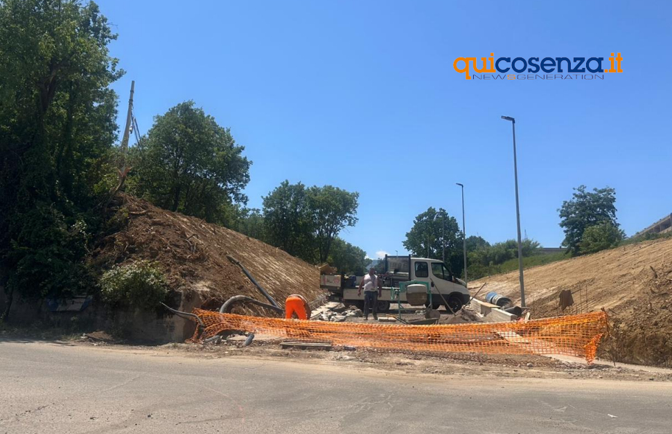 Nuova strada a Serra Spiga per Mendicino, addio al semaforo. Caruso sul cantiere: «Cronoprogramma rispettato» 52 Strada Serra Spiga Mendicino Variante2