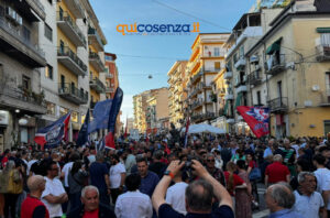 Cosenza Calcio, l'urlo della piazza contro Guarascio e Scalise: «Il vostro tempo è finito, andate via» - FOTO 60 Tifosi Cosenza Protesta