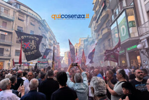Cosenza Calcio, l'urlo della piazza contro Guarascio e Scalise: «Il vostro tempo è finito, andate via» - FOTO 61 Tifosi Cosenza Protesta3