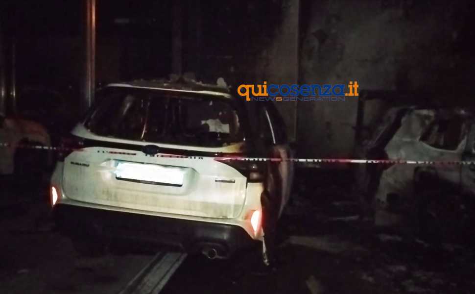 Cosenza, incendio a Vaglio Lise nell'area del Palazzo della Provincia. Danni a 2 auto dell'ente 52 auto incendio provincia mezzi danneggiati 1